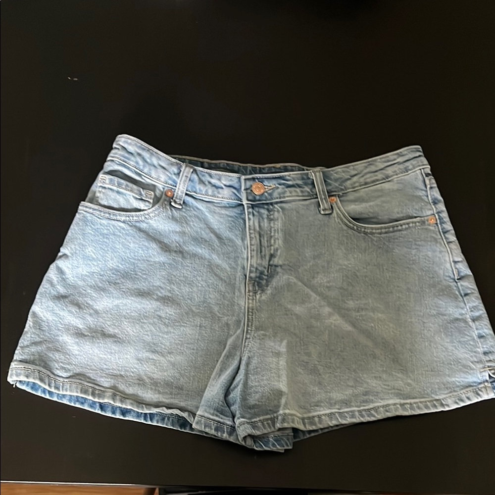 Wild Fable 90s High Waisted Light Wash Denim Shorts